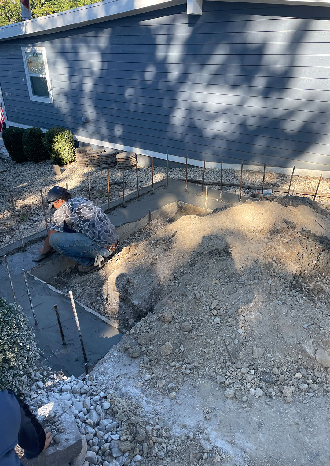 Installing a concrete sidewalk pathway around house